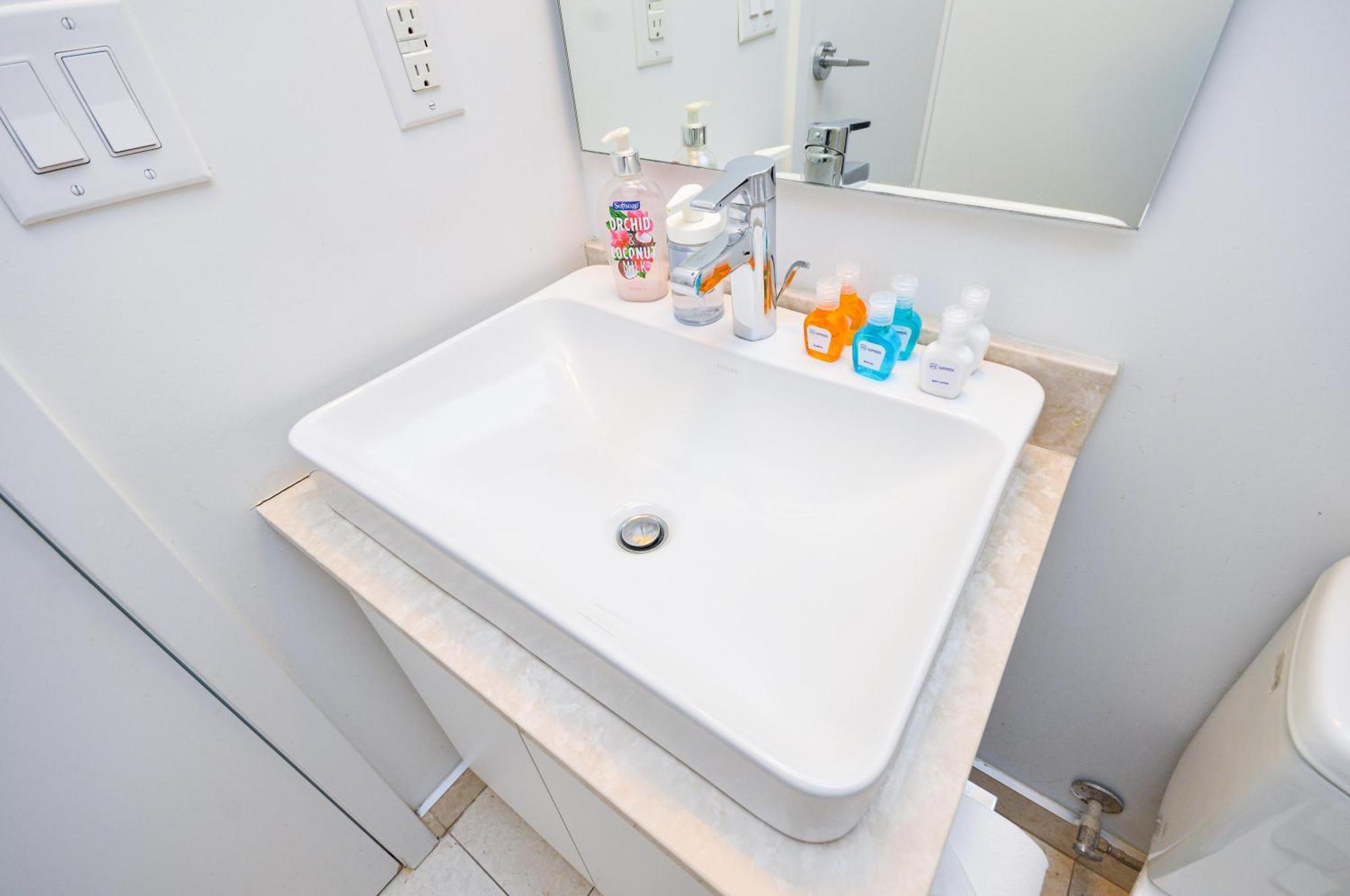 Downtown Toronto Condo Near Cn Tower, Scotiabank Arena, Rogers Centre, Union Station Esterno foto