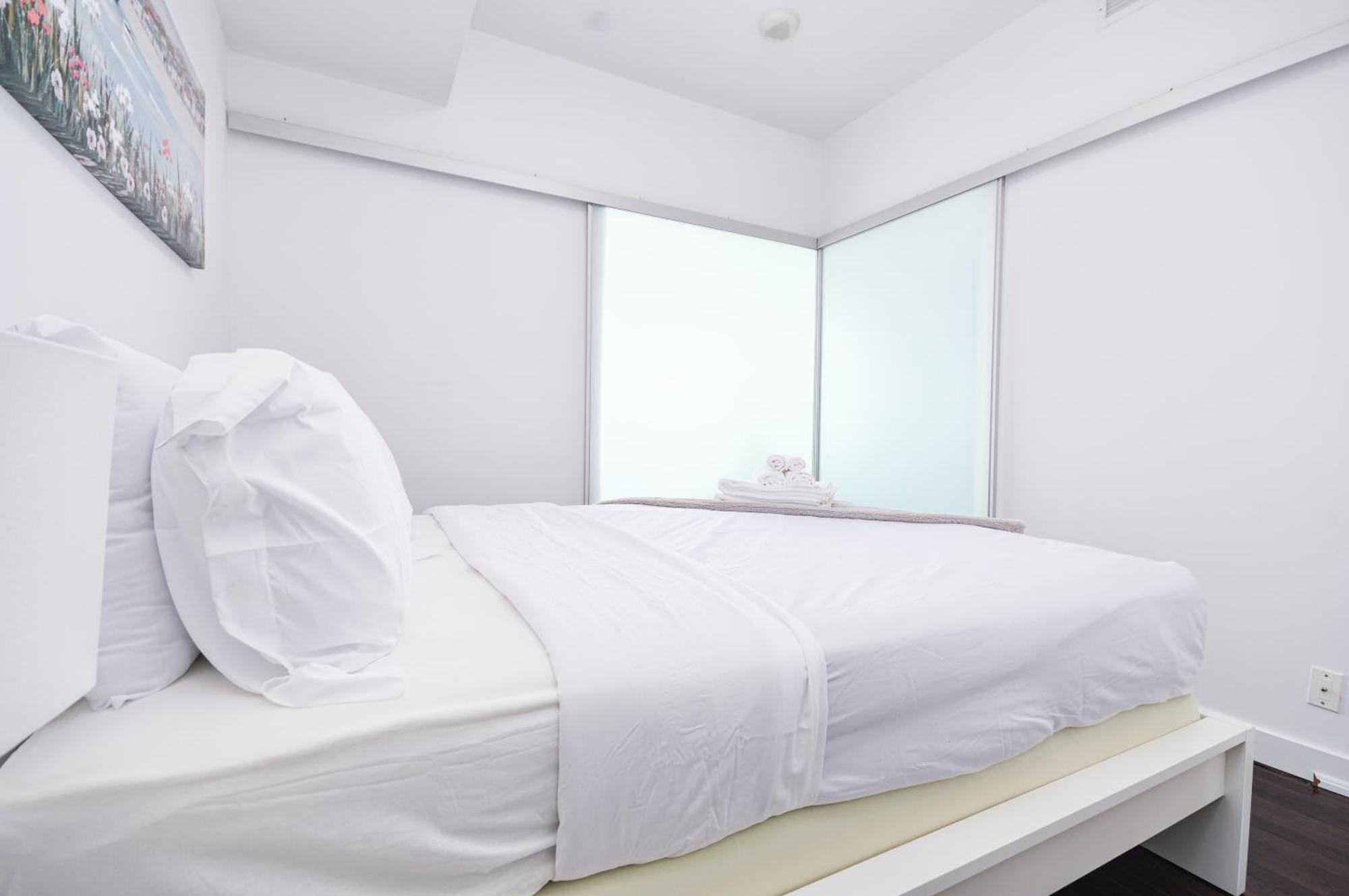 Downtown Toronto Condo Near Cn Tower, Scotiabank Arena, Rogers Centre, Union Station Esterno foto