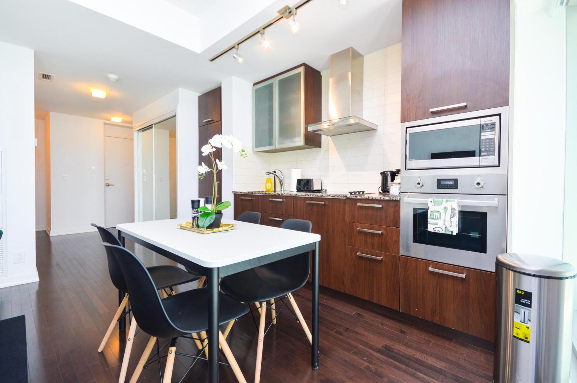 Downtown Toronto Condo Near Cn Tower, Scotiabank Arena, Rogers Centre, Union Station Esterno foto